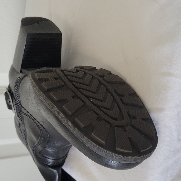 Black boots with zipper and buckle details. Size 8. - Picture 6 of 6